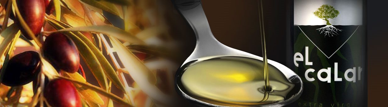Aceitunas y una cuchara con aceite de oliva virgen extra