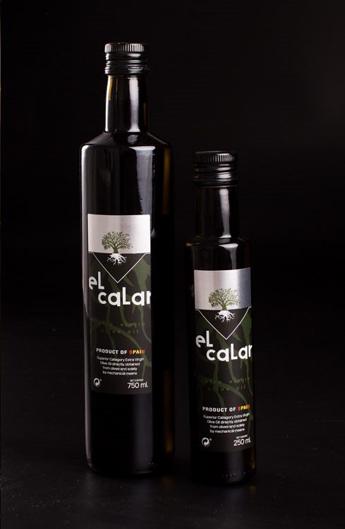 Botellas de 750 ml y 250 ml sobre fondo negro